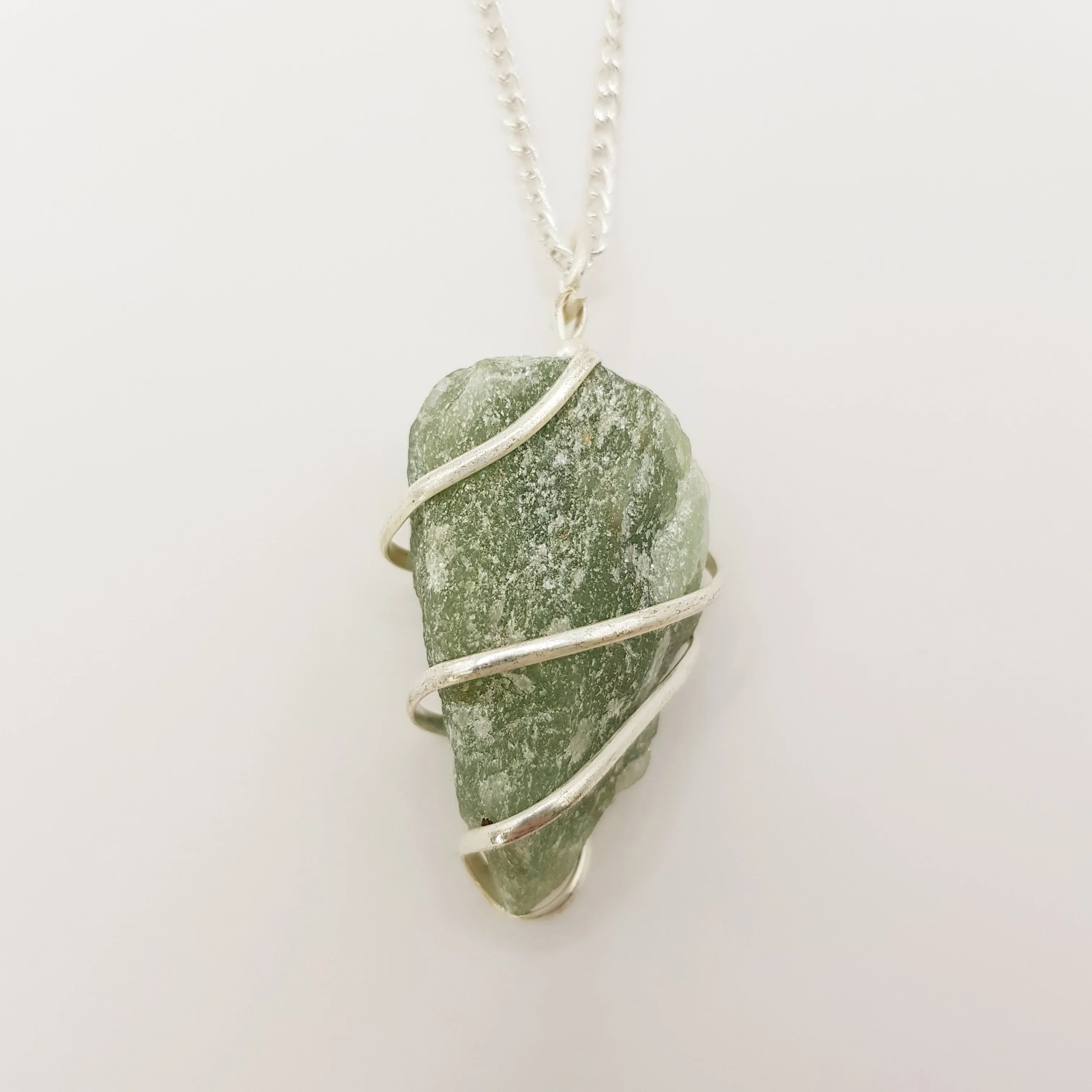 Grüner Aventurin-Rohstein Halskette – 3-4cm, Handgefertigt - World of Crystals