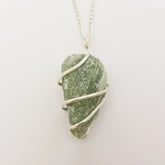 Grüner Aventurin-Rohstein Halskette – 3-4cm, Handgefertigt - World of Crystals