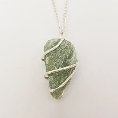 Grüner Aventurin-Rohstein Halskette – 3-4cm, Handgefertigt - World of Crystals