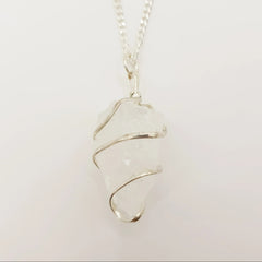 Klarer Quarz-Rohstein Halskette – 3-4cm, Handgefertigt - World of Crystals