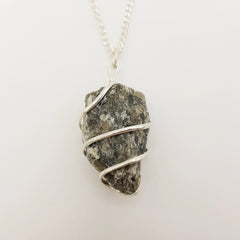 Labradorit-Rohstein Halskette – 3-4cm, Handgefertigt - World of Crystals