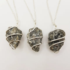 Labradorit-Rohstein Halskette – 3-4cm, Handgefertigt - World of Crystals