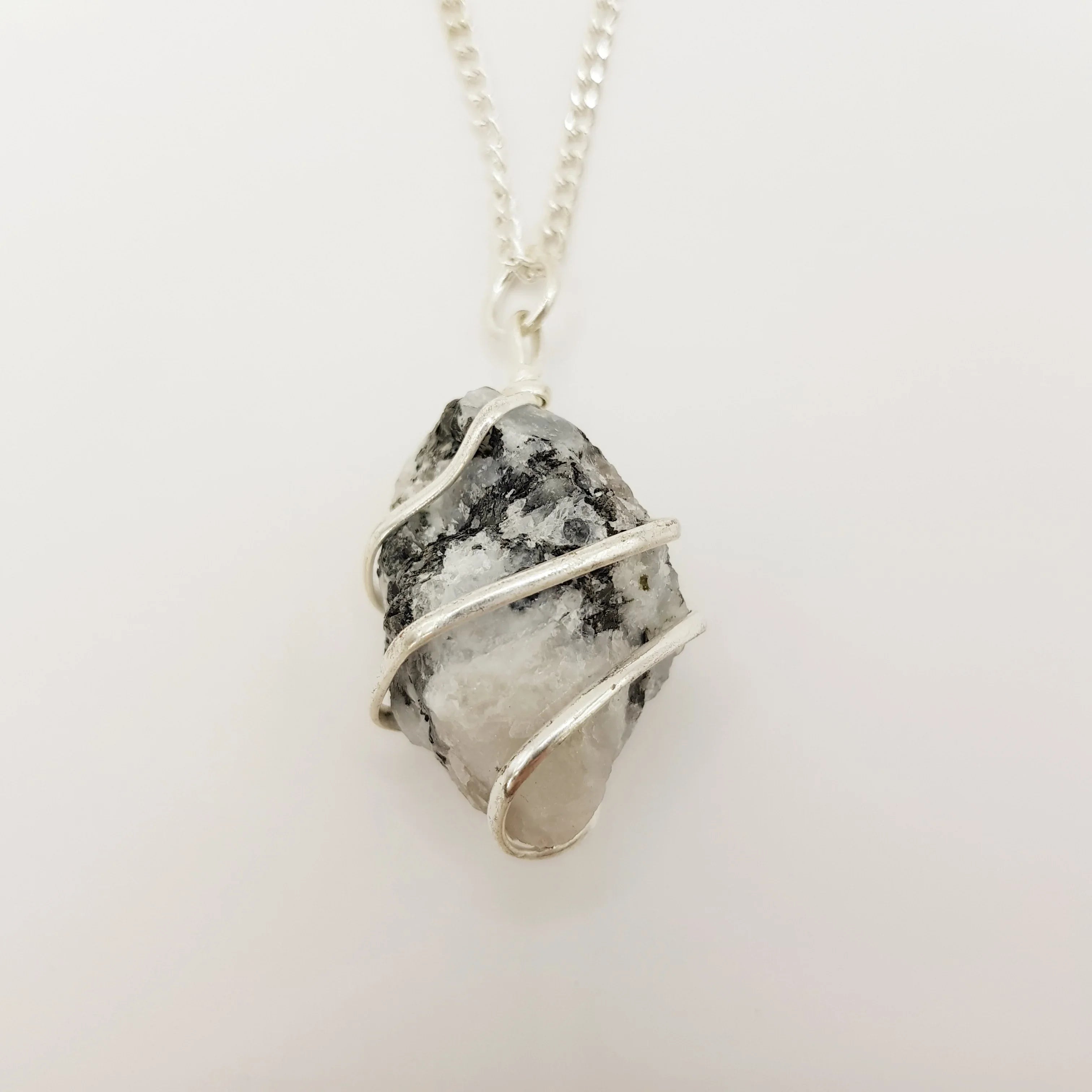 Regenbogen Mondstein-Rohstein Halskette – 3-4cm, Handgefertigt - World of Crystals