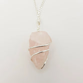 Rosenquarz-Rohstein Halskette – 3-4cm, Handgefertigt - World of Crystals