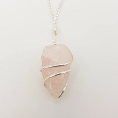 Rosenquarz-Rohstein Halskette – 3-4cm, Handgefertigt - World of Crystals