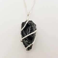 Schwarzer Obsidian-Rohstein Halskette – 3-4cm, Handgefertigt - World of Crystals