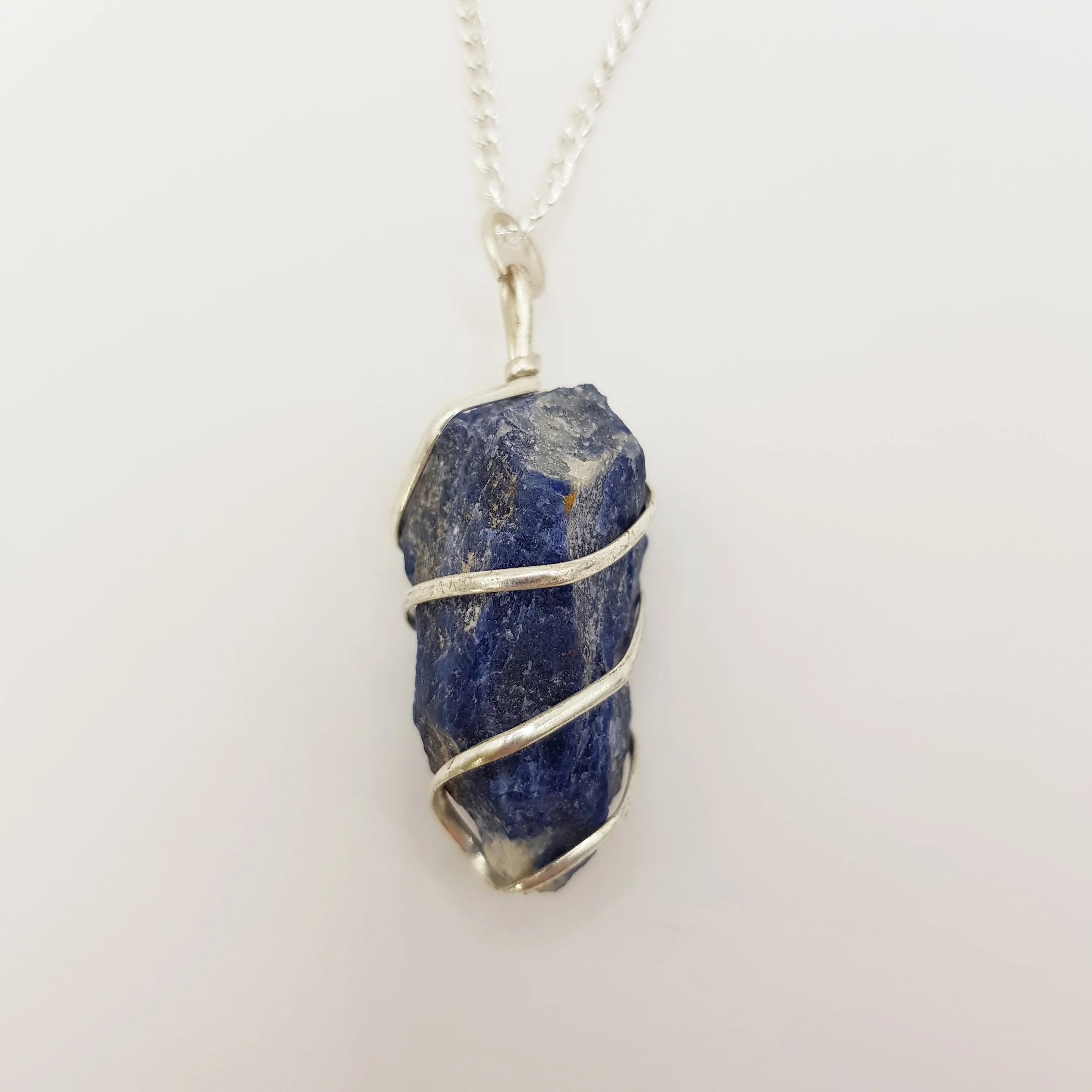 Sodalith-Rohstein Halskette – 3-4cm, Handgefertigt - World of Crystals