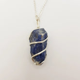 Sodalith-Rohstein Halskette – 3-4cm, Handgefertigt - World of Crystals