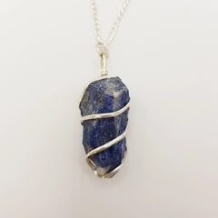 Sodalith-Rohstein Halskette – 3-4cm, Handgefertigt - World of Crystals