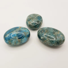 Blauer Apatit-Palmstein – 5cm, Handgefertigt - World of Crystals