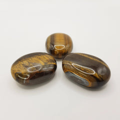 Gelbes Tigerauge-Palmstein – 5cm, Handgefertigt - World of Crystals