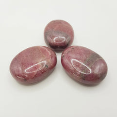 Rhodonit-Palmstein – 5cm, Handgefertigt - World of Crystals