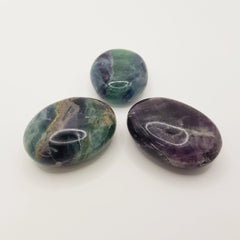 Regenbogen-Fluorit-Palmstein – 5cm, Handgefertigt - World of Crystals