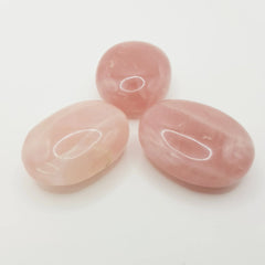 Rosenquarz-Palmstein – 5cm, Handgefertigt - World of Crystals