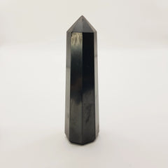 Schungit-Obelisk Turm – 5-15cm, Handgefertigt - World of Crystals