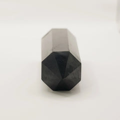 Schungit-Obelisk Turm – 5-15cm, Handgefertigt - World of Crystals