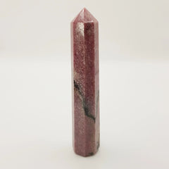 Rhodonit-Obelisk Turm – 5-15cm, Handgefertigt - World of Crystals