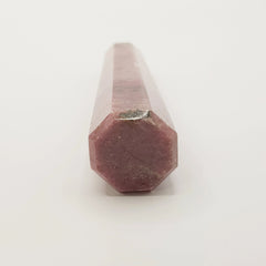 Rhodonit-Obelisk Turm – 5-15cm, Handgefertigt - World of Crystals