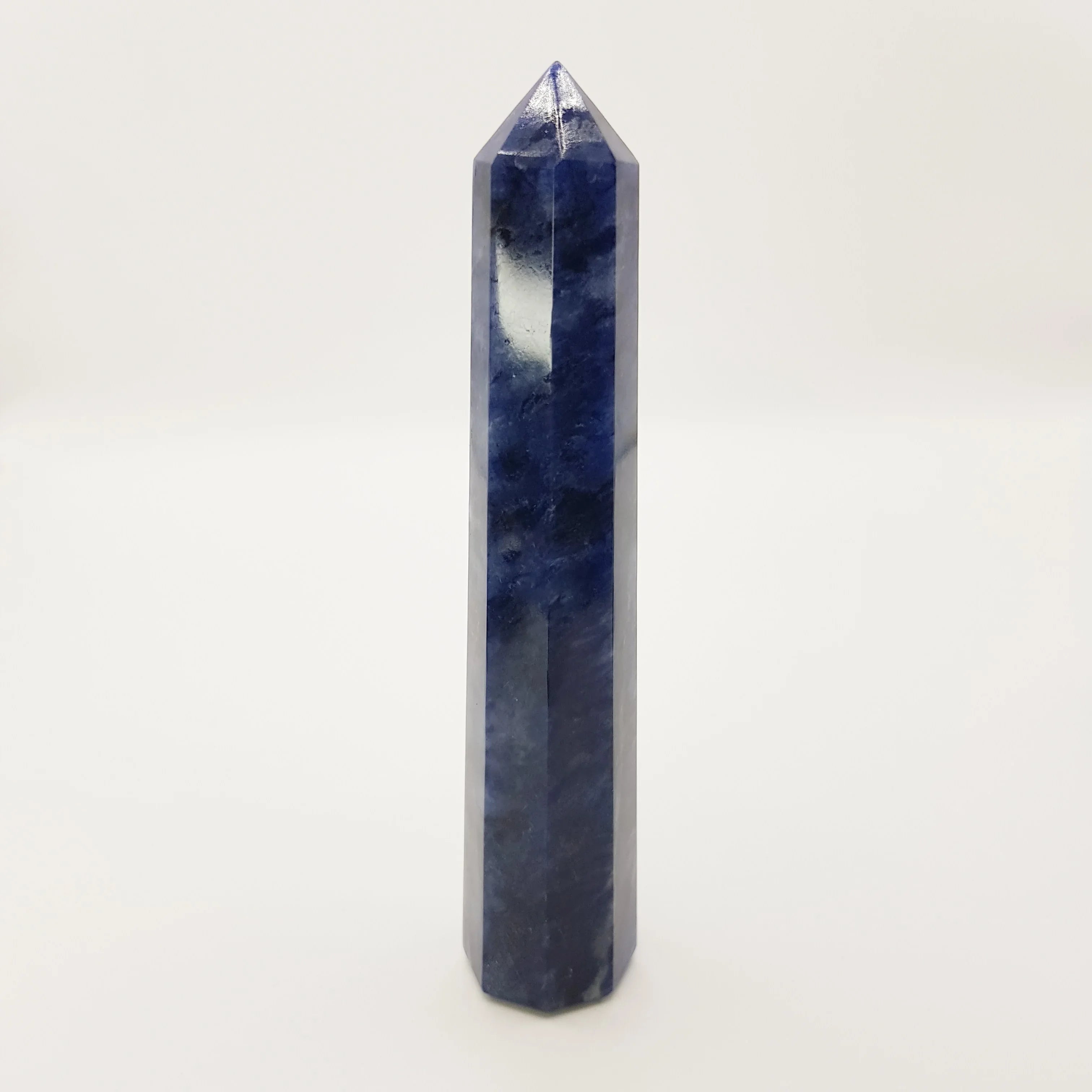 Sodalith-Obelisk Turm – 5-15cm, Handgefertigt - World of Crystals