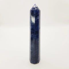 Sodalith-Obelisk Turm – 5-15cm, Handgefertigt - World of Crystals