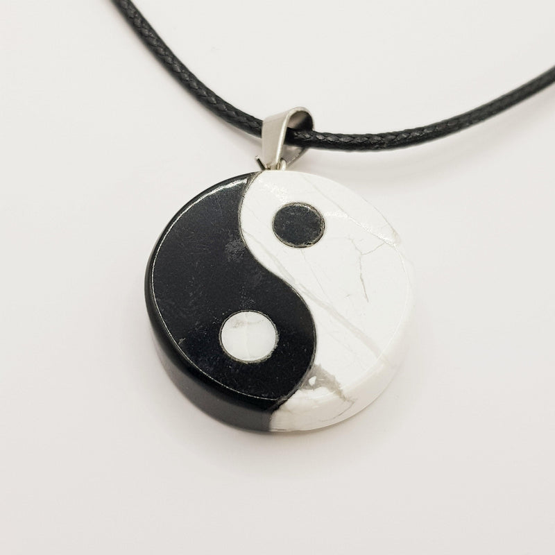 Yin Yang Halskette aus natürlichem Howlith und schwarzer Onyx