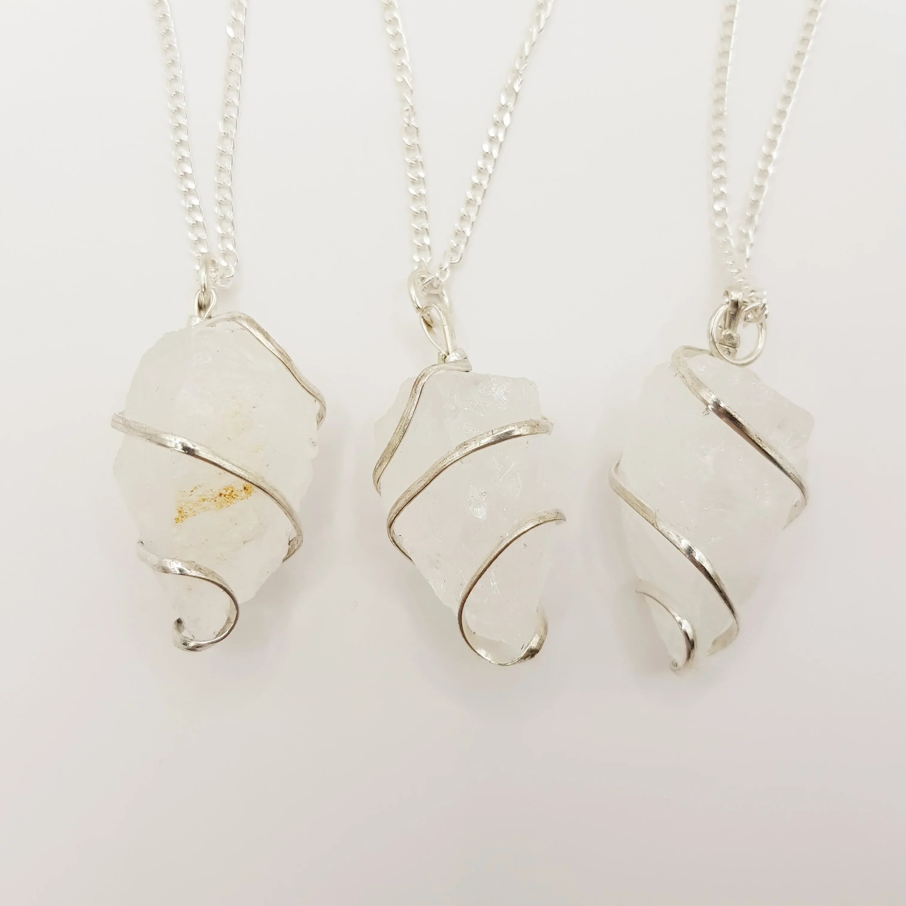 Klarer Quarz-Rohstein Halskette – 3-4cm, Handgefertigt - World of Crystals