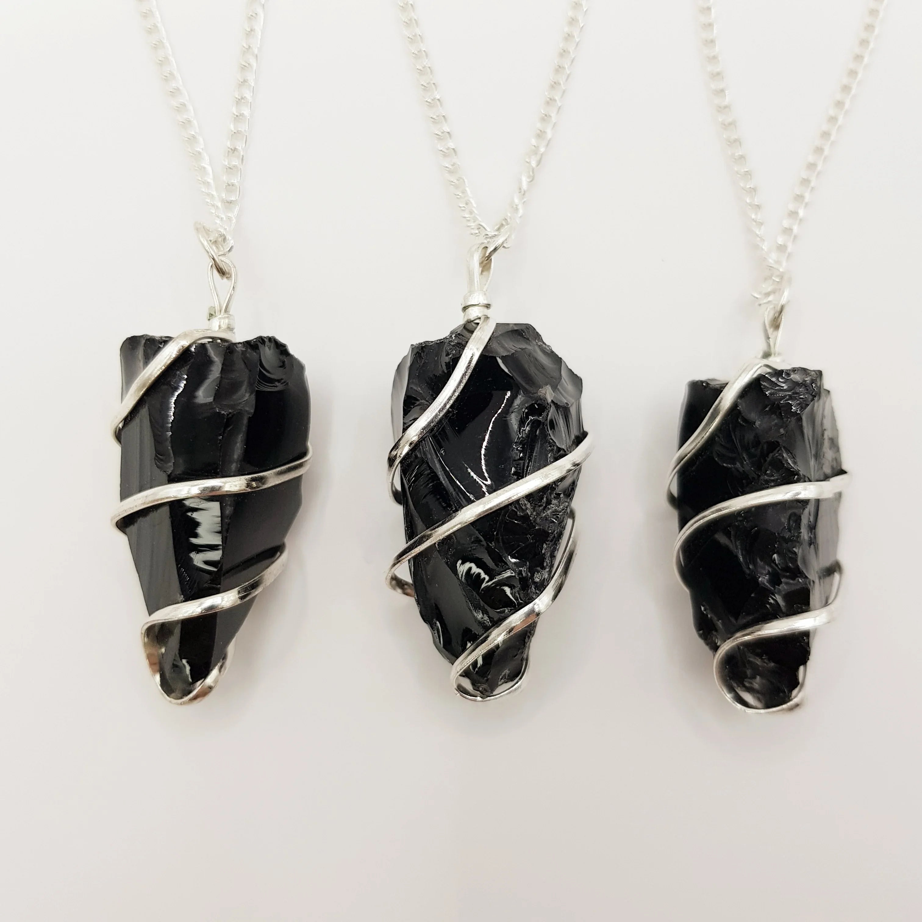 Schwarzer Obsidian-Rohstein Halskette – 3-4cm, Handgefertigt - World of Crystals