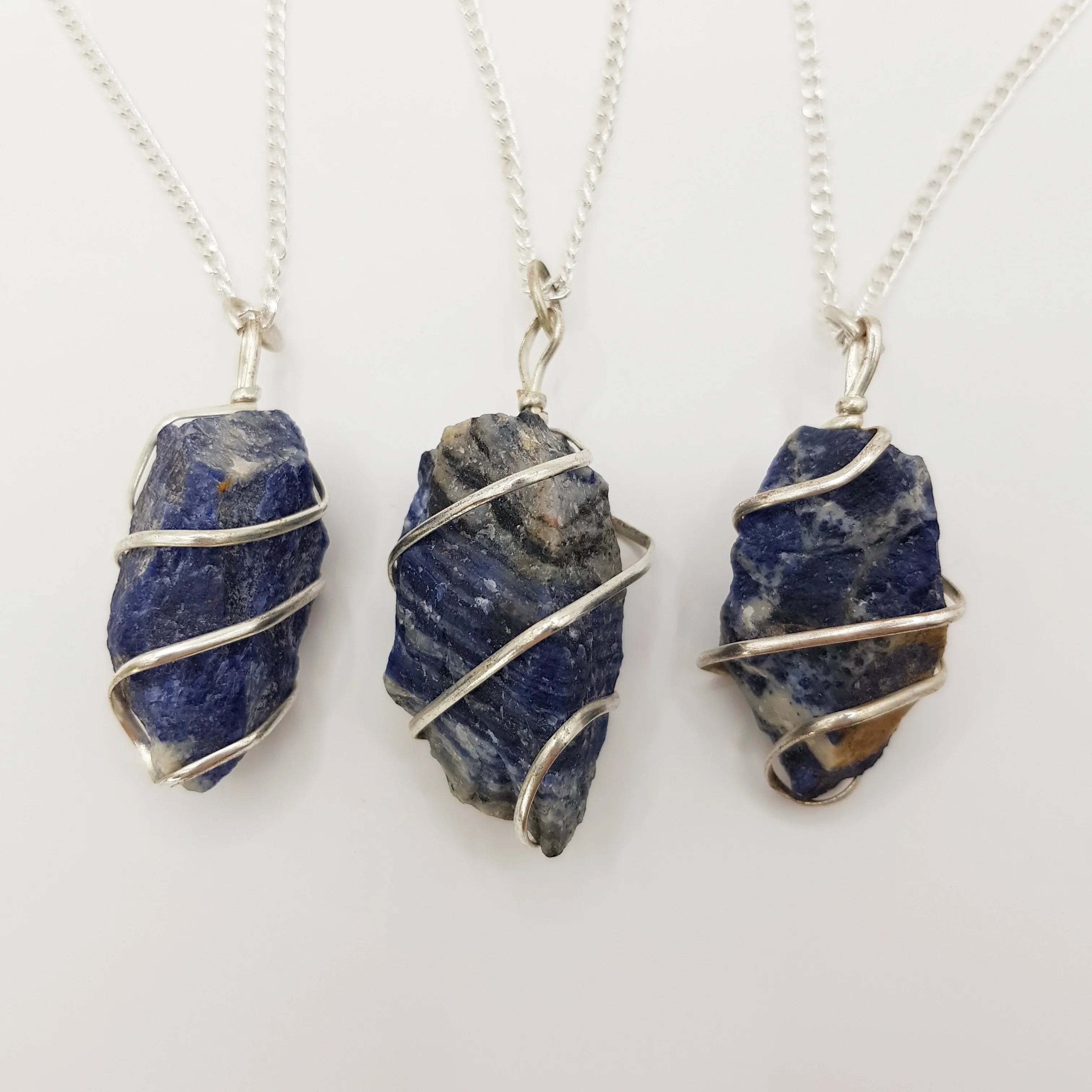 Sodalith-Rohstein Halskette – 3-4cm, Handgefertigt - World of Crystals