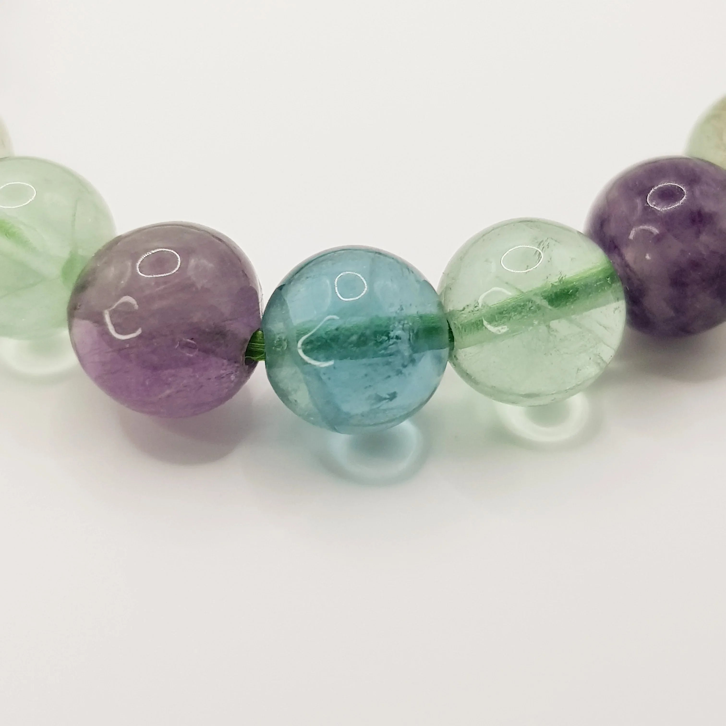 Regenbogen Fluorit-Perlenarmband – One-Size, Dehnbar, Handgefertigt - World of Crystals