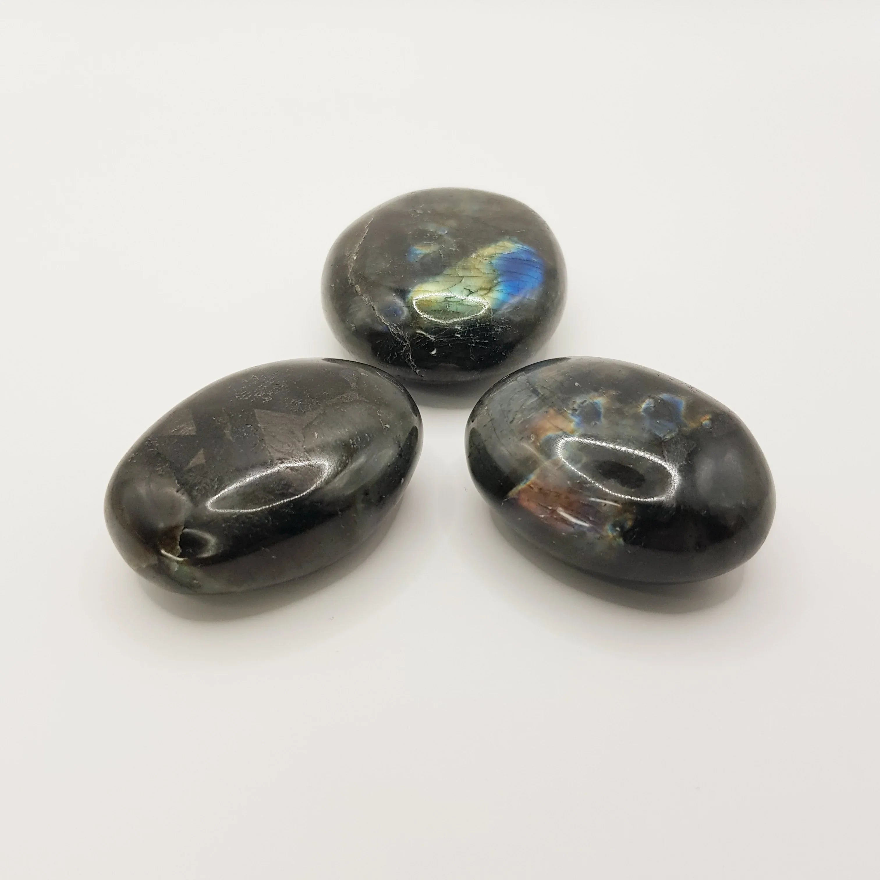 Labradorit-Palmstein – 5cm, Handgefertigt - World of Crystals