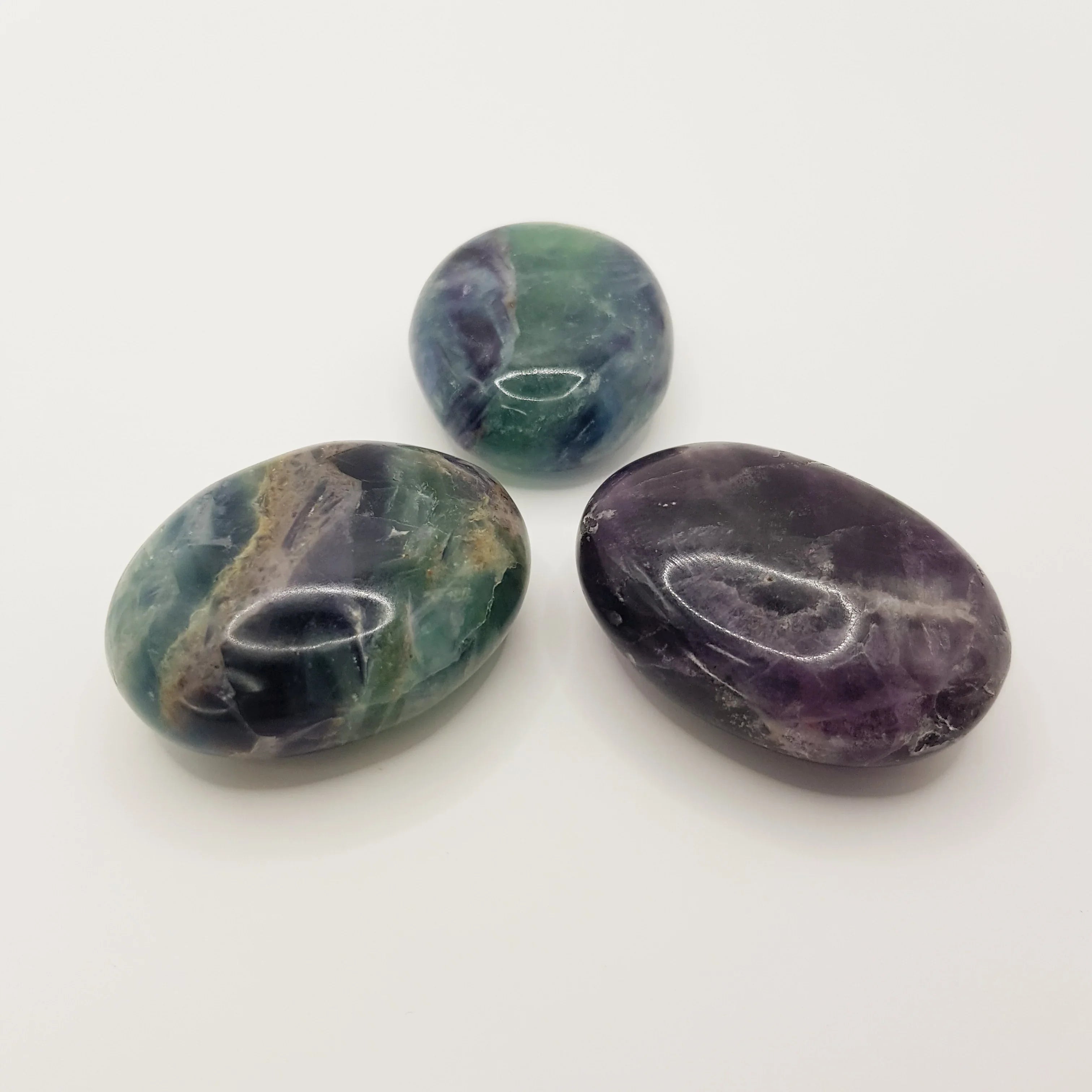 Regenbogen-Fluorit-Palmstein – 5cm, Handgefertigt - World of Crystals