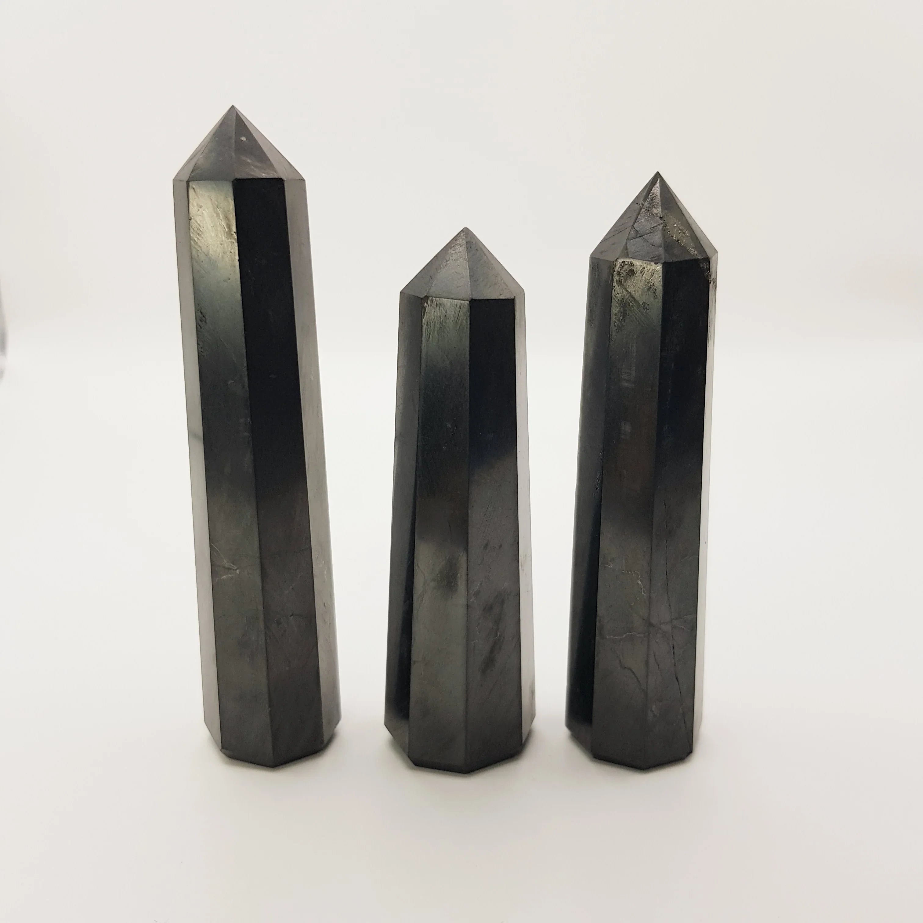 Schungit-Obelisk Turm – 5-15cm, Handgefertigt - World of Crystals