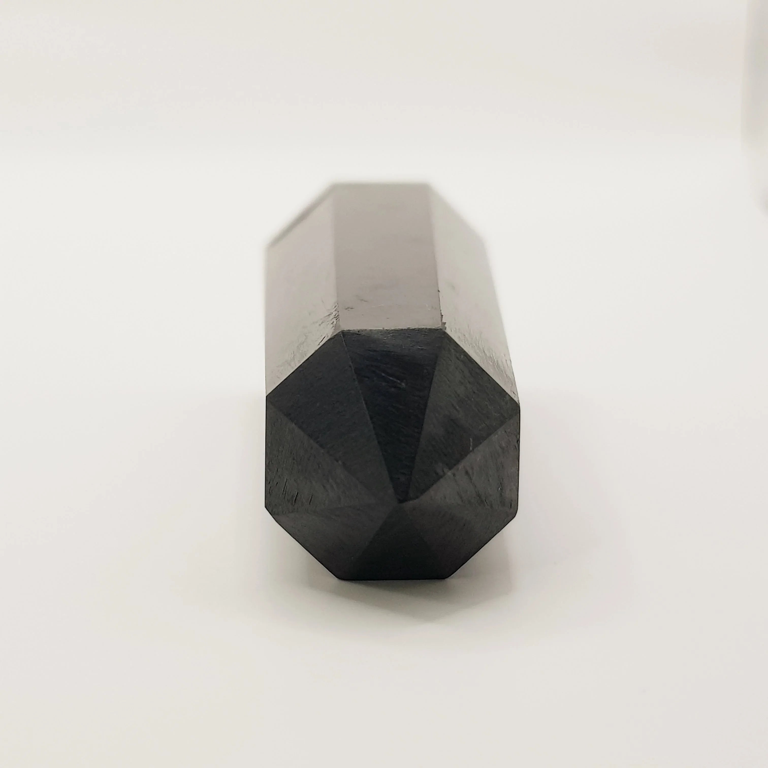 Schungit-Obelisk Turm – 5-15cm, Handgefertigt - World of Crystals