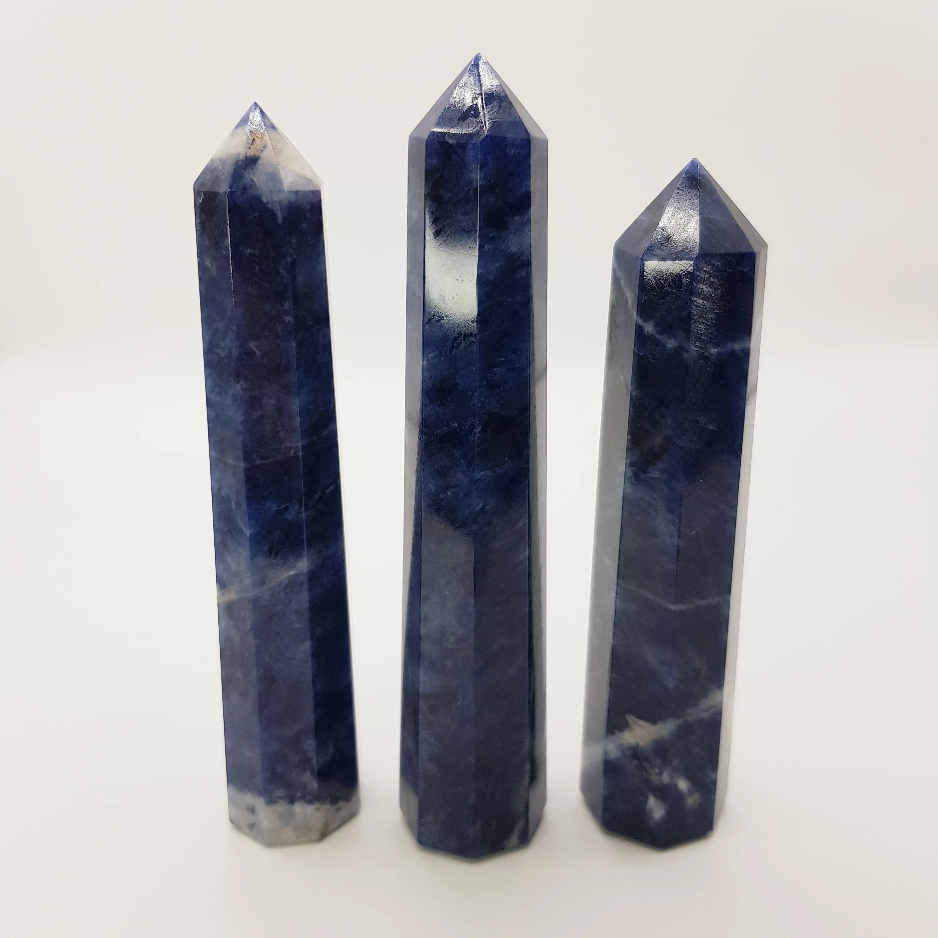 Sodalith-Obelisk Turm – 5-15cm, Handgefertigt - World of Crystals