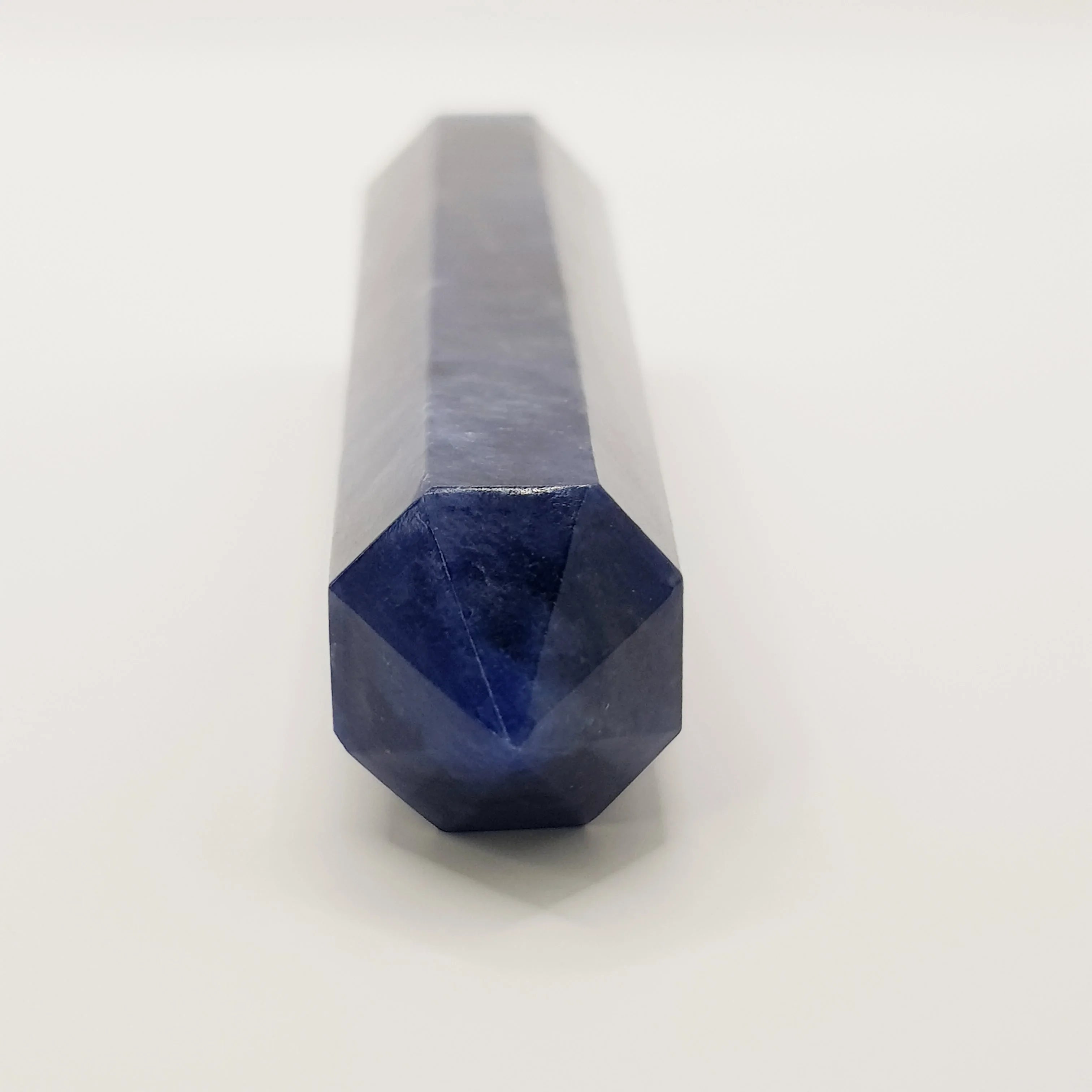 Sodalith-Obelisk Turm – 5-15cm, Handgefertigt - World of Crystals